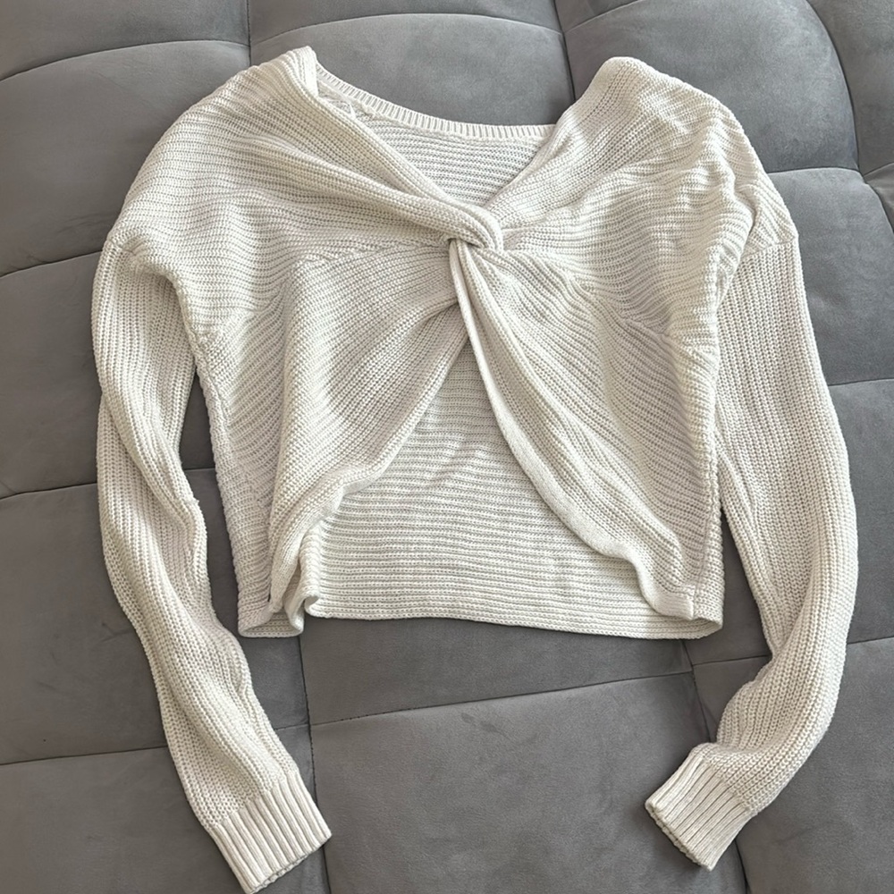 “Hollister”: reversible off the shoulder sweater